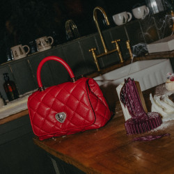 Dámská kabelka přes rameno 049g 01 červená safiano lifestyle